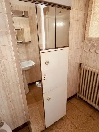Mueble de baño plateado y blanco