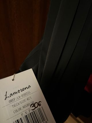 Vestido negro elegante tejido crepé