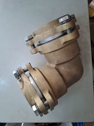 Codo de latón de diámetro 75 para polietileno