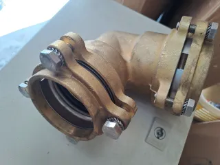 Codo de latón de diámetro 75 para polietileno