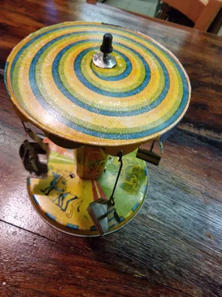 Antica giostra di latta con movimento