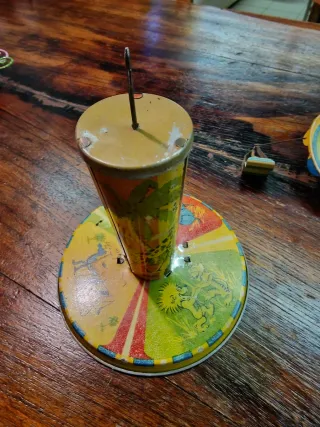 Antica giostra di latta con movimento