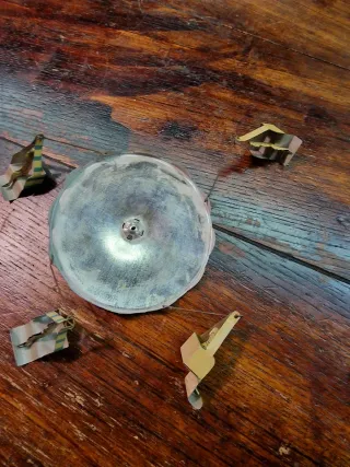 Antica giostra di latta con movimento