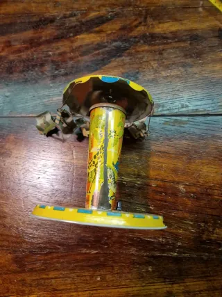 Antica giostra di latta con movimento