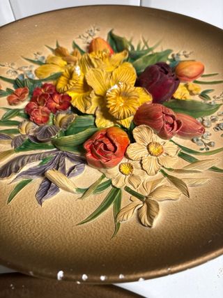 Piatti decorativi in gesso con fiori