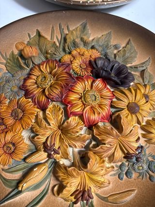 Piatti decorativi in gesso con fiori