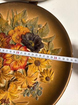 Piatti decorativi in gesso con fiori