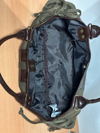 Bolso verde con detalles marrones acharolados