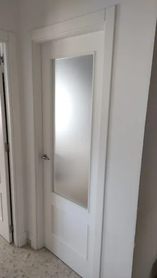 Puerta blanca madera con cristal