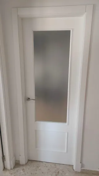 Puerta blanca madera con cristal