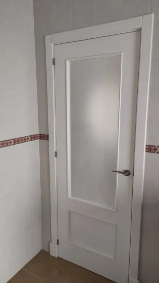 Puerta blanca madera con cristal