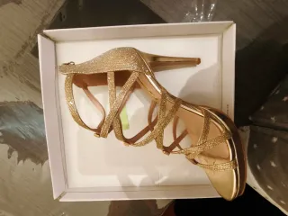 Sandalias doradas tacón alto N° 40