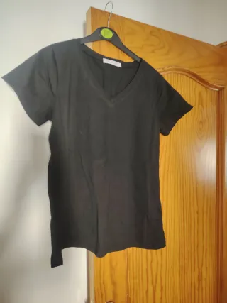 Camiseta negra cuello pico