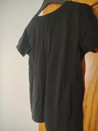 Camiseta negra cuello pico