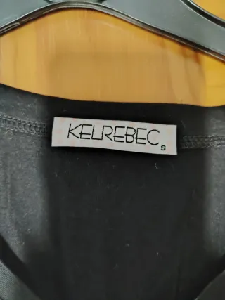 Camiseta negra cuello pico