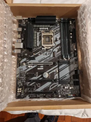 Placa Base Gigabyte Z390 UD sin placa i/o.