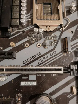 Placa Base Gigabyte Z390 UD sin placa i/o.