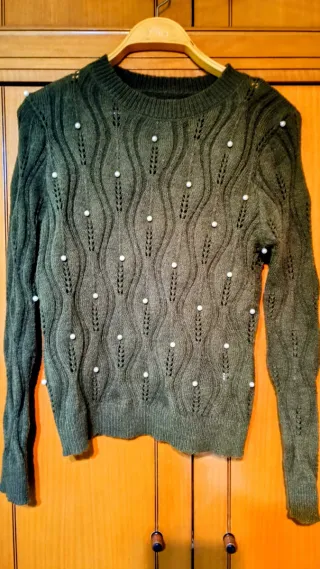 Suéter de lana verde oliva con perlas