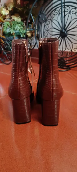 Botines punta cremallera marrones