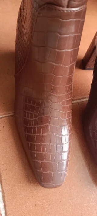 Botines punta cremallera marrones