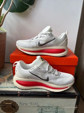 Nike Vomero 18 - Zapatillas Running Blancas Rojas