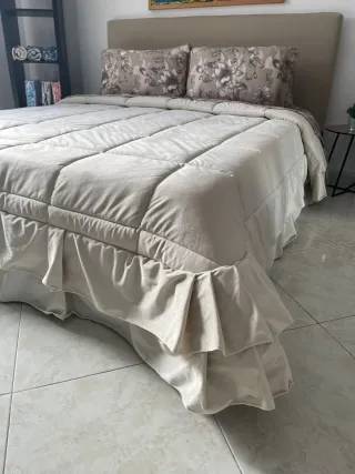 Trapunta con balza in velluto