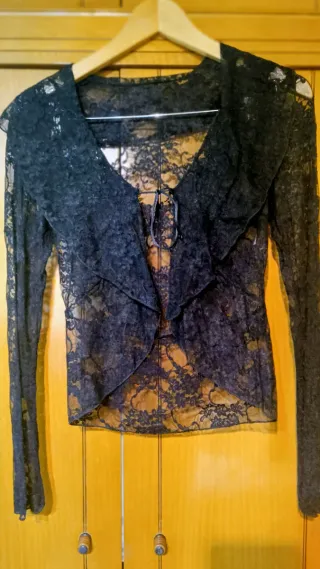 Chaquetilla de encaje negro