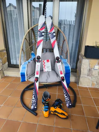 Esquís de travesía y botas de esquí