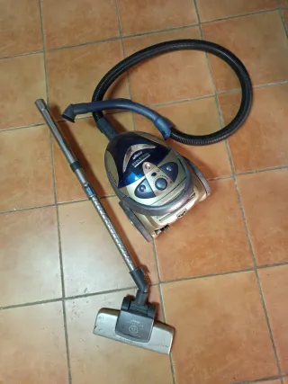 Aspiradora Ufesa Pyramis 2000