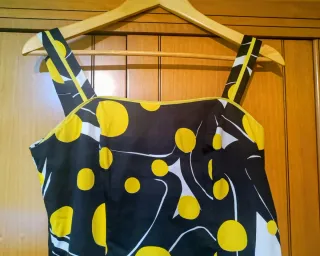 Vestido informal negro y amarillo