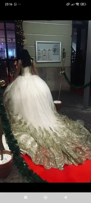 Vestido de 15 años blanco y dorado