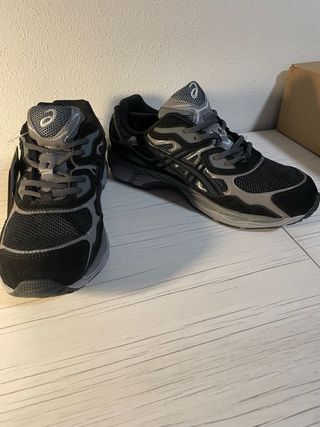 Zapatillas ASICS Negras y Grises