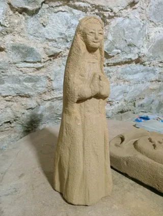 Virgen rústica de piedra