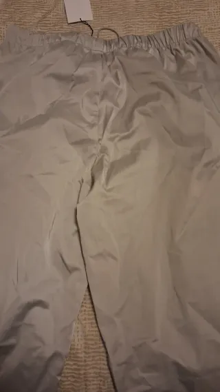 Pantalón Zara Gris tiene algo descosido el bajo