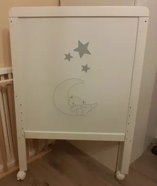 Cuna de madera blanca