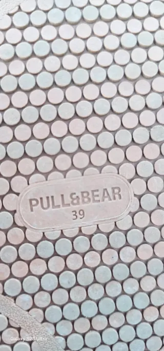 Scarpe sportive bianche e rosse