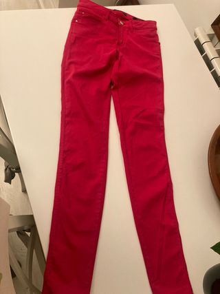 Pantalón Guess fushia talla 26. S