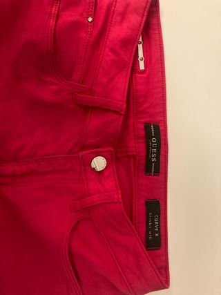 Pantalón Guess fushia talla 26. S