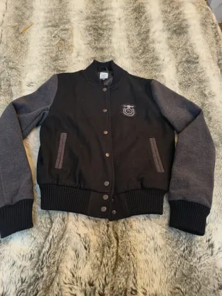 Chaqueta bomber Karl Marc John negra y gris