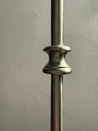 Lámpara de sobremesa con pie de  acero.