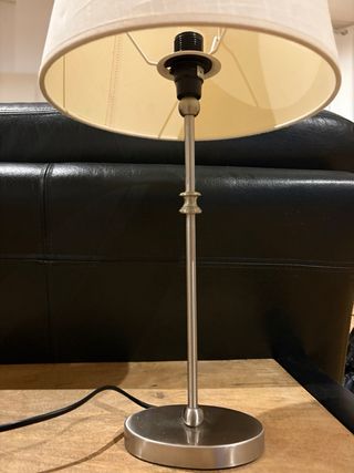 Lámpara de sobremesa con pie de  acero.