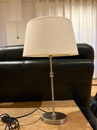 Lámpara de sobremesa con pie de  acero.