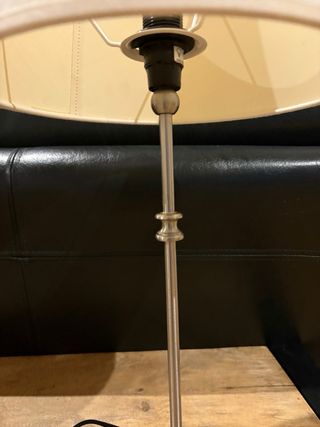 Lámpara de sobremesa con pie de  acero.