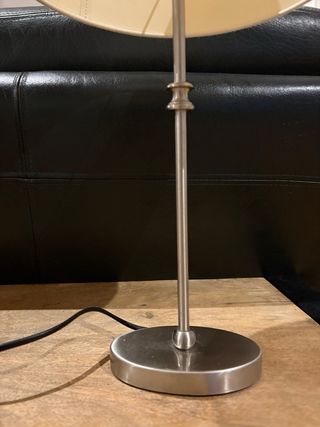 Lámpara de sobremesa con pie de  acero.