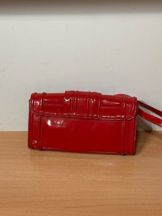 Bolso cartera charol rojo con hebilla