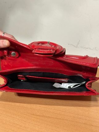 Bolso cartera charol rojo con hebilla