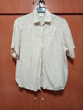 Camisa vintage beige estampada con flores pequeñas