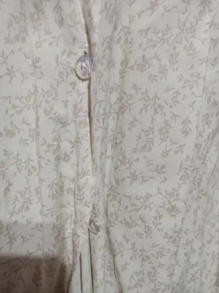 Camisa vintage beige estampada con flores pequeñas