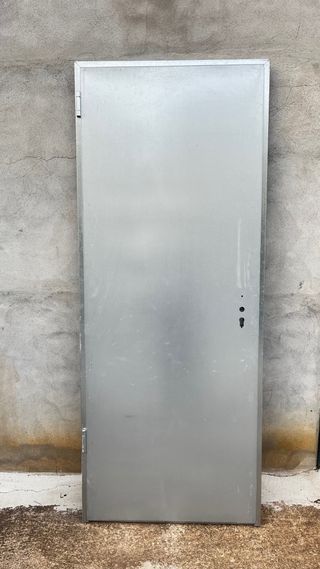 Puerta de trastero metálica