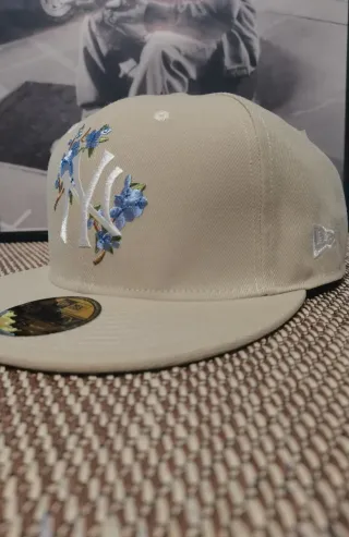 Gorra New Era 59FIFTY Floral Beige Talla 7.1/2